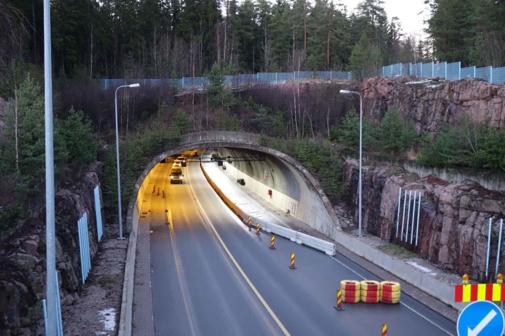 12 1 Johdanto Liikennevirastolla on kattava ohjeistus liikenneväylillä sijaitsevien tie- ja rautatietunneleiden suunnitteluun alkaen alkuvaiheen tutkimuksista jatkuen aina käytön aikaiseen
