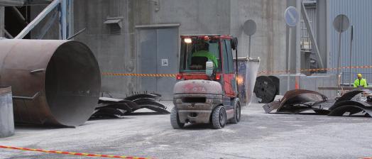 Työympäristö Hyvä järjestys on turvallisen trukkityön perusta. Pienipyöräiset koneet pysähtyvät äkkinäisesti pieniinkin roskiin, kuten puunpalasiin, renkaisiin sotkeutuviin naruihin jne.