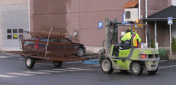 Kuorma Taakan painopisteen tulee olla mahdollisimman alhaalla ja lähellä haarukoiden tyveä. Vetotrukilla junan maksimipituutta ei saa ylittää.