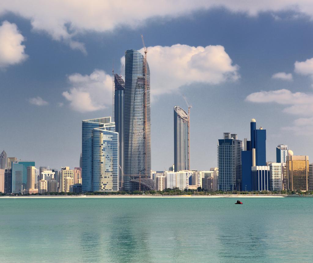 Euroopan ulkopuolella: Dubai Dubai kuuluu uusimpiin suosittuihin matkakohteisiin, jonne pohjoismaiset matkailijat pääsevät suhteellisen lyhyellä lennolla nauttimaan lämmöstä ympäri vuoden.
