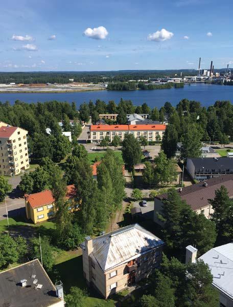 Haar voormalige school lag aan de rand van het stadje, vanaf de toren wees ze het aan. Haar geboortehuis lag aan de andere kant. Ik schatte de afstand op zo n zes kilometer.