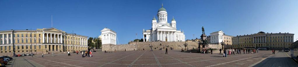 tsaristische Sint Petersburg, waar sfeer en gezelligheid ook niet echt aanwezig is. Wel leent het plein zich erg goed voor officiële herdenkingen en staatsplechtigheden.