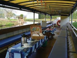 Uitspanning De Bonte Haas langs het riviertje Na de boottocht meert de schipper weer de Zweth, waar een rondvaart van af bij het vertrekpunt, De Bonte Haas aan 2 uur begint door de prachtige polders