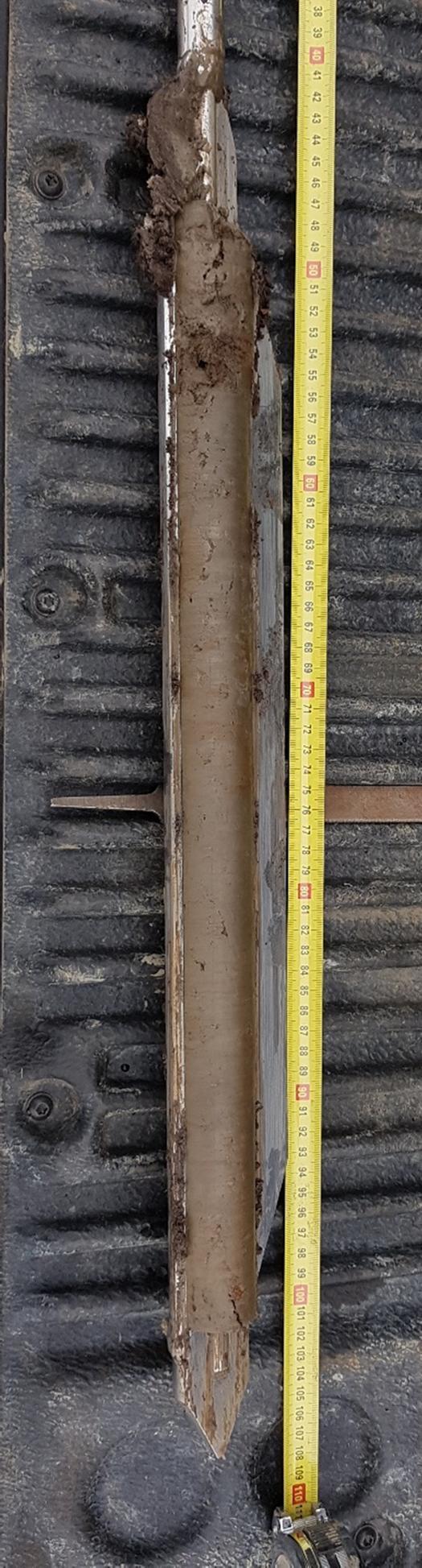 20 A) B) C) 0,m ph = 4,3 Stot =0,0% 1,0m ph = 4, Stot =1,7% 3,m ph = 7,3 Stot =0,9% 0,7m ph = 4, Stot =0,07 % 1,m ph = 6, Stot =1,% 4,0m ph = 7,1 Stot =0,7% Kuva 7.