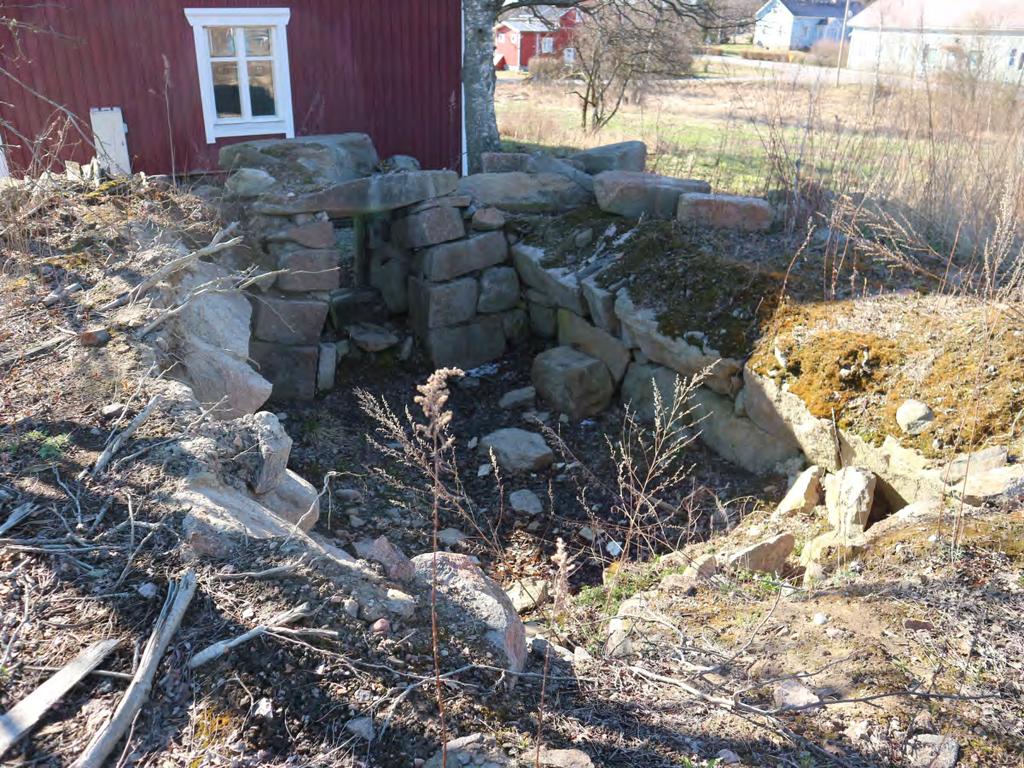 Kuva 1 (ARB2017:2:7): Ihoden kylätontin koillispuoliskossa oleva kellari 1. kaksi metriä länteen. Oviaukko itään eli taloon päin.