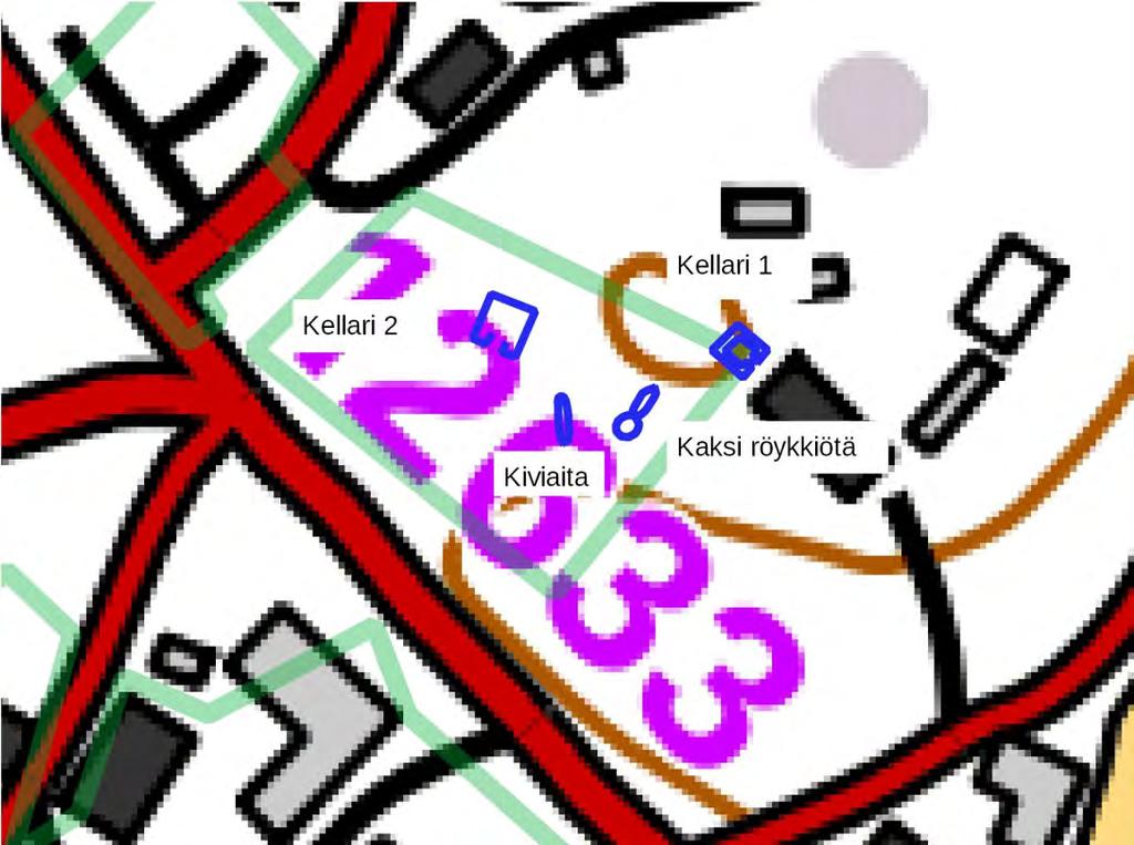 Kartta 4. Ihoden kylätontilla havaitut ja tekstissä mainitut rakenteet. Vihreällä viivalla on merkitty asuintonttien rajat. 5.2.