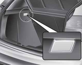 Autosi ominaisuudet OUB041099 Tavaratilan valo (mikäli varusteena) Tavaratilan valo syttyy, kun takaluukku avataan.