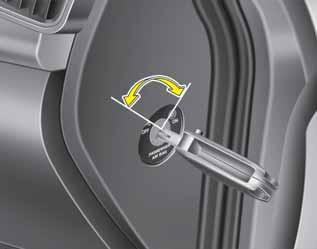 Autosi turvavarusteet VAROITUS Etuturvatyynyn ON/OFF -kytkintä voidaan kääntää käyttämällä pientä, jäykkää, avaimen kaltaista puikkoa.