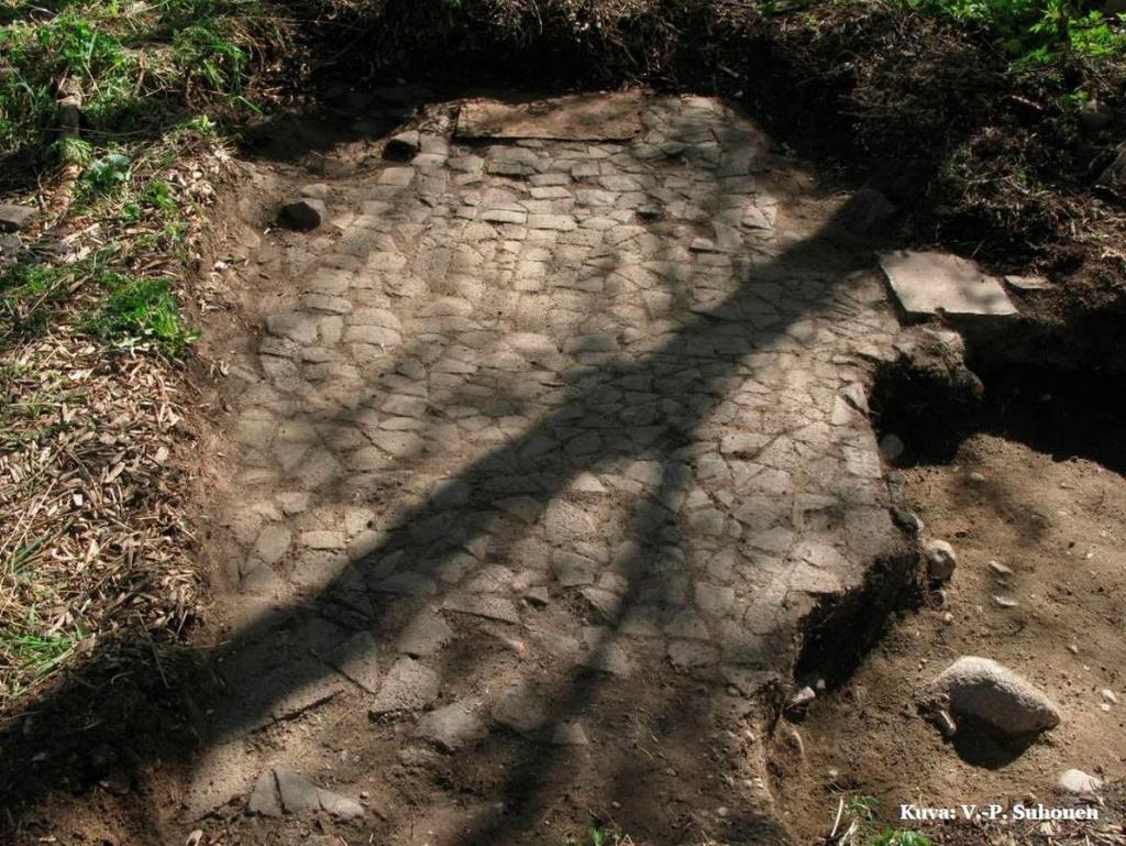 Kaivausalue 5 (3,2x2,4 m) edellisen itäpuolella avattiin käsin tiheän puuston takia. Pintamaan alta esille tuli asfalttitiililattia ja joitakin Pukkilan tiiliä.
