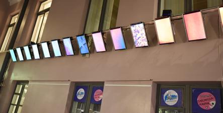 COLOURS LOISTI OSANA LUMO-VALOFESTIVAALIA Valveella loisti marraskuisella Lumo-valofestivaalilla värikäs COLOURS-videoinstallaatio, jonka tekemiseen osallistui lähes tuhat Oulun koululaista.