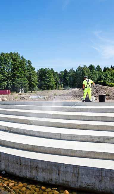 Kuvassa (oik) Finnsementin Lappeenrannan tehtaan valukerhon valmistama pönttö, Betoniteollisuus ry:n linnunpönttö ja kaksi pönttöä Rudus Oy:ltä.