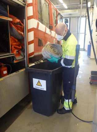 VAIN TARVITTAVA henkilöstö päästetään pahiten altistavalle alueelle. MÄÄRITELLÄÄN TARVITTAVA suojaustaso. Käytetään paineilmalaitteita koko tehtävän ajan.
