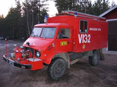 Perässä vedettiin yksiakselista perävaunua, jossa kuljetettiin moottoriruiskua, letkuja ja muuta
