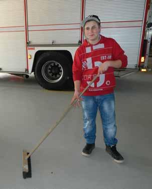 KYSEESSÄ OLI vaaratilanne Porin keskustan kävelykadulla, jossa raju myrsky irrotti ja lennätti