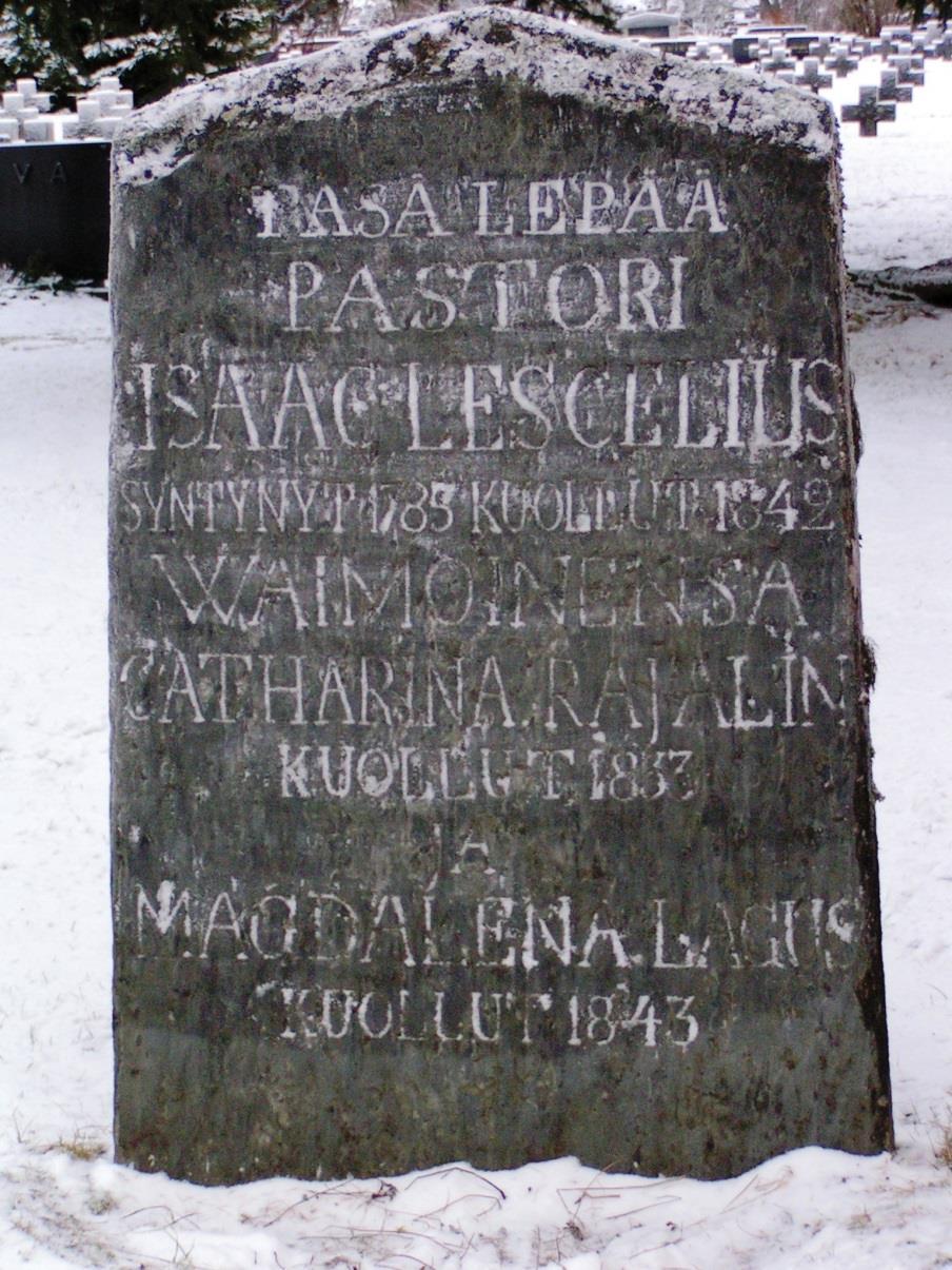 ISAK LESCELIUKSEN HAUTAKIVI Isak Lesceliuksen ja Jonas Laguksen hautakivet, jotka on asetettu paikoilleen samalla kertaa, ovat kirkkomaan vanhimmat muistomerkit.