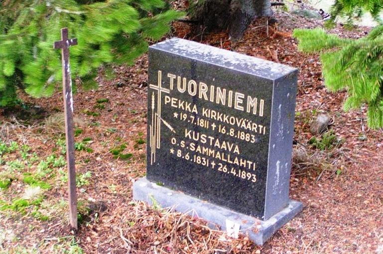KIRKKOVÄÄRTI PEKKA TUORINIEMEN HAUTAKIVI Maasepän takoma rautaristi on kirkkoväärti Pekka Tuoriniemen haudalla.