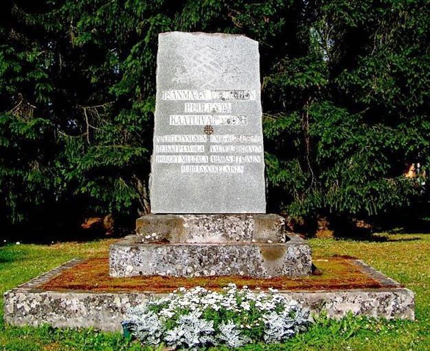 VUODEN 1918 VALKOISTEN MUISTOKIVI Valkoisten muistokivessä Isänmaan vapauden puolesta on seitsemän nimeä. Sotasurmarekisterin mukaan valkoisia kaatui 1914 1922 Etelä-Suomessa, Kuusamossa ja Virossa.