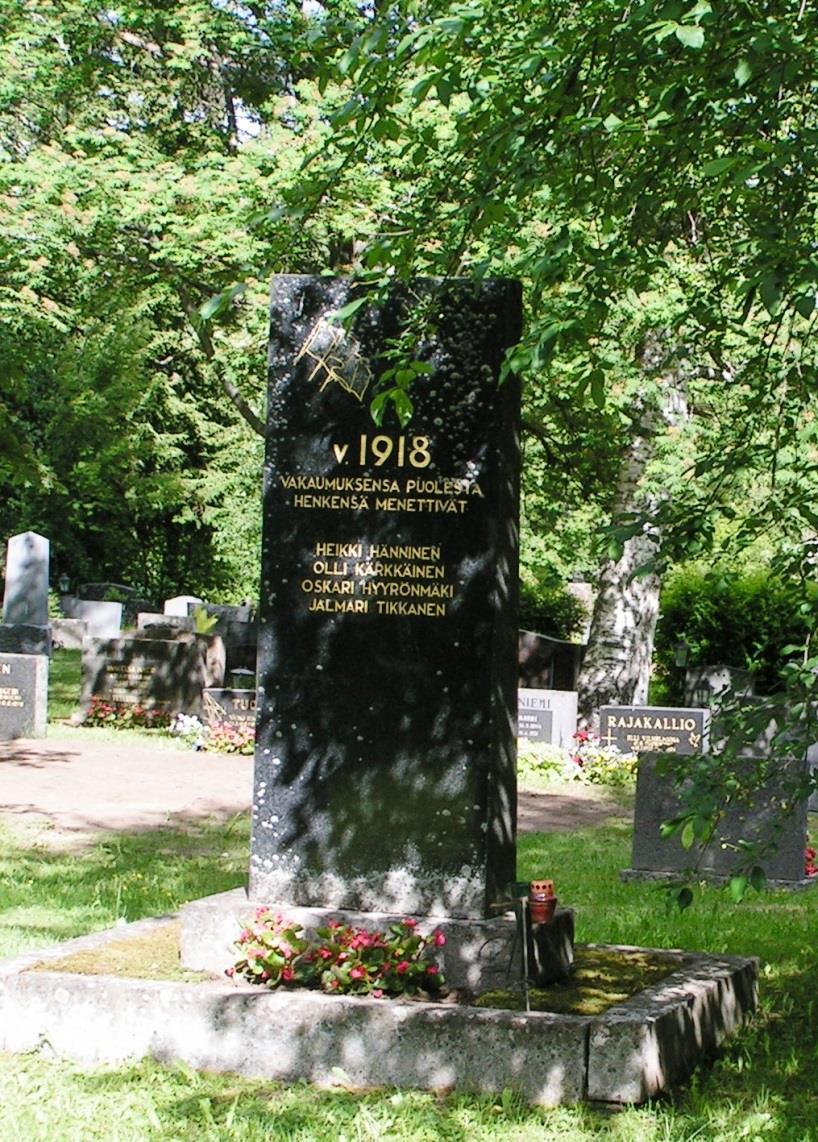VUODEN 1918 PUNAISTEN MUISTOKIVI Punaisten puolella vakaumuksensa puolesta henkensä menettäneitten muistomerkissä on neljä nimeä.