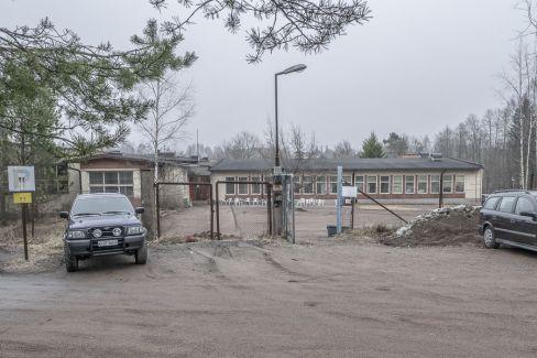 Maankäyttö- ja rakennuslain pykälässä 156 todetaan, että rakennusluvassa määrätyt autopaikat tulee järjestää rakentamisen yhteydessä.