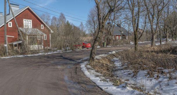Mikkolan mukaan tietä on myös levitetty ja sen reunaan on kaivettu avo-oja alkuperäisten