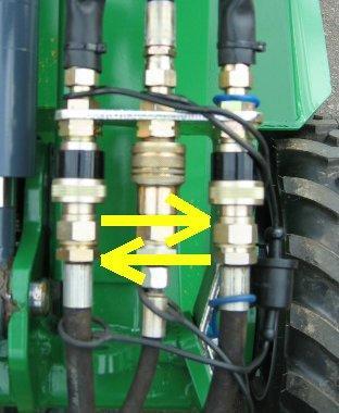 Kuva 2. Vintturin hydrauliikkaliittimet 6.2 Käyttö Vintturin vaijerin sisään kerimiseen tulee traktorin ulkoisen hydrauliikkajärjestelmän käyttövipu tai poljin siirtää pois lukitusasennosta.