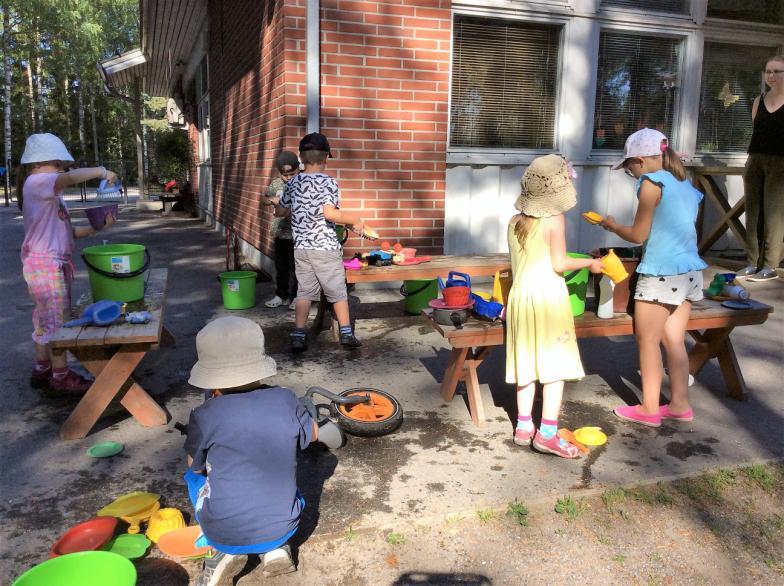 kokemaan liikunnan iloa. Nämä asiat huomioidaan suunniteltaessa toimintaa. Elomaan koulun salilla ohjatut liikuntahetket kuuluvat jokaviikkoiseen toimintaamme.