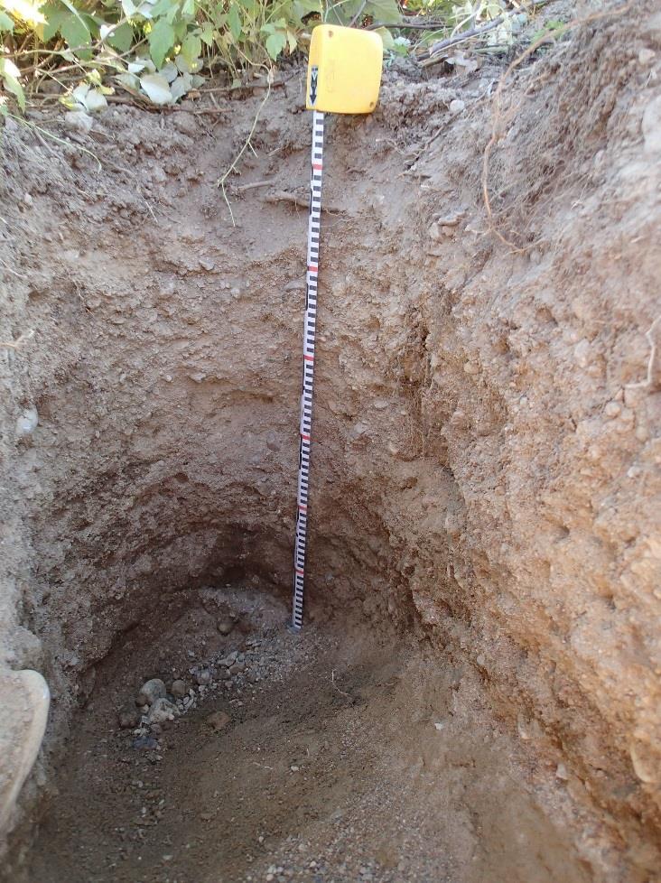 17 Koekuopassa 25 oli havaittavissa ylinnä 15 25 cm soransekaista hiekkaa, jonka alapuolella näkyi 15 30 cm vaaleaa soransekaista hiekkaa ja sen seassa nyrkin kokoisia kiviä.
