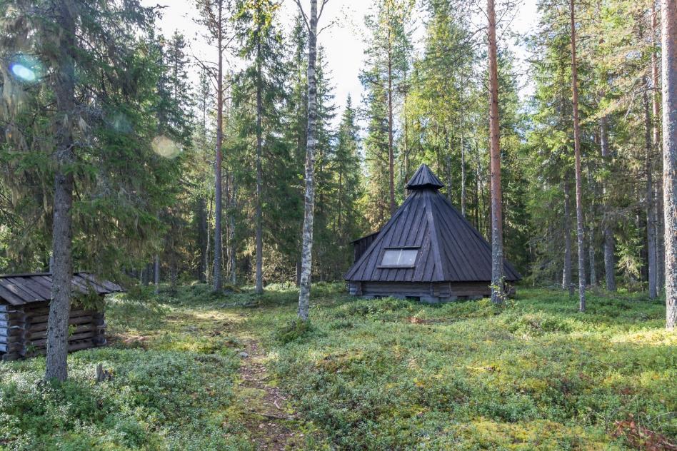Olhavan kodat: Pirttijärvi ja Eskuri Kota, liiteri ja tulipaikka kunnostettu.