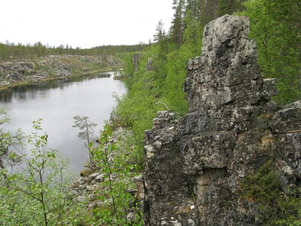sadepilvet katosivat ja saimme ihastella maisemia auringonpaisteessa. Kumputunturi taisi olla reissun korkein kohta ( 581 m), sinne huipulle osa porukasta kipusi.