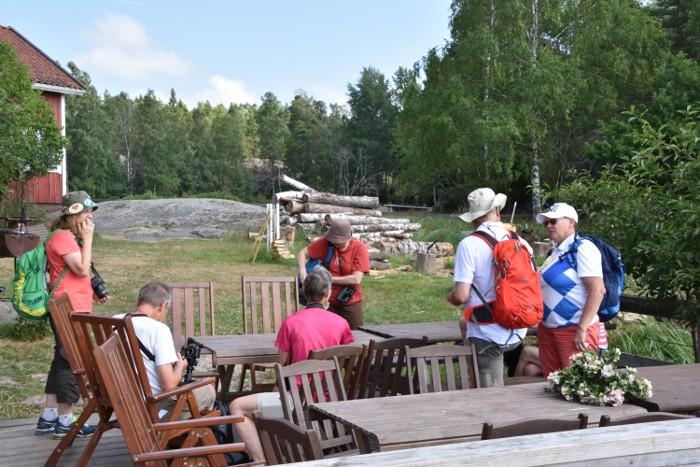 Älgössä on kahden kilometrin luontopolku sekä sisäjärvi, missä uitiin hartaasti, ilma kun jatkui edelleen