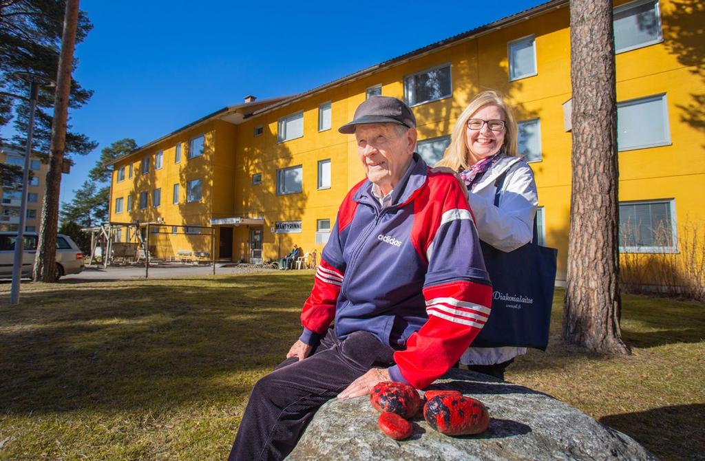 DIAKONIALAITOKSEN ASUMISPALVELUT Täällä on mukava asua. Pekka Saha nauttii auringosta Mäntyrinne-kotinsa edessä yhdessä Asumispalvelujen yksikönjohtaja Sari Haapalaisen kanssa.