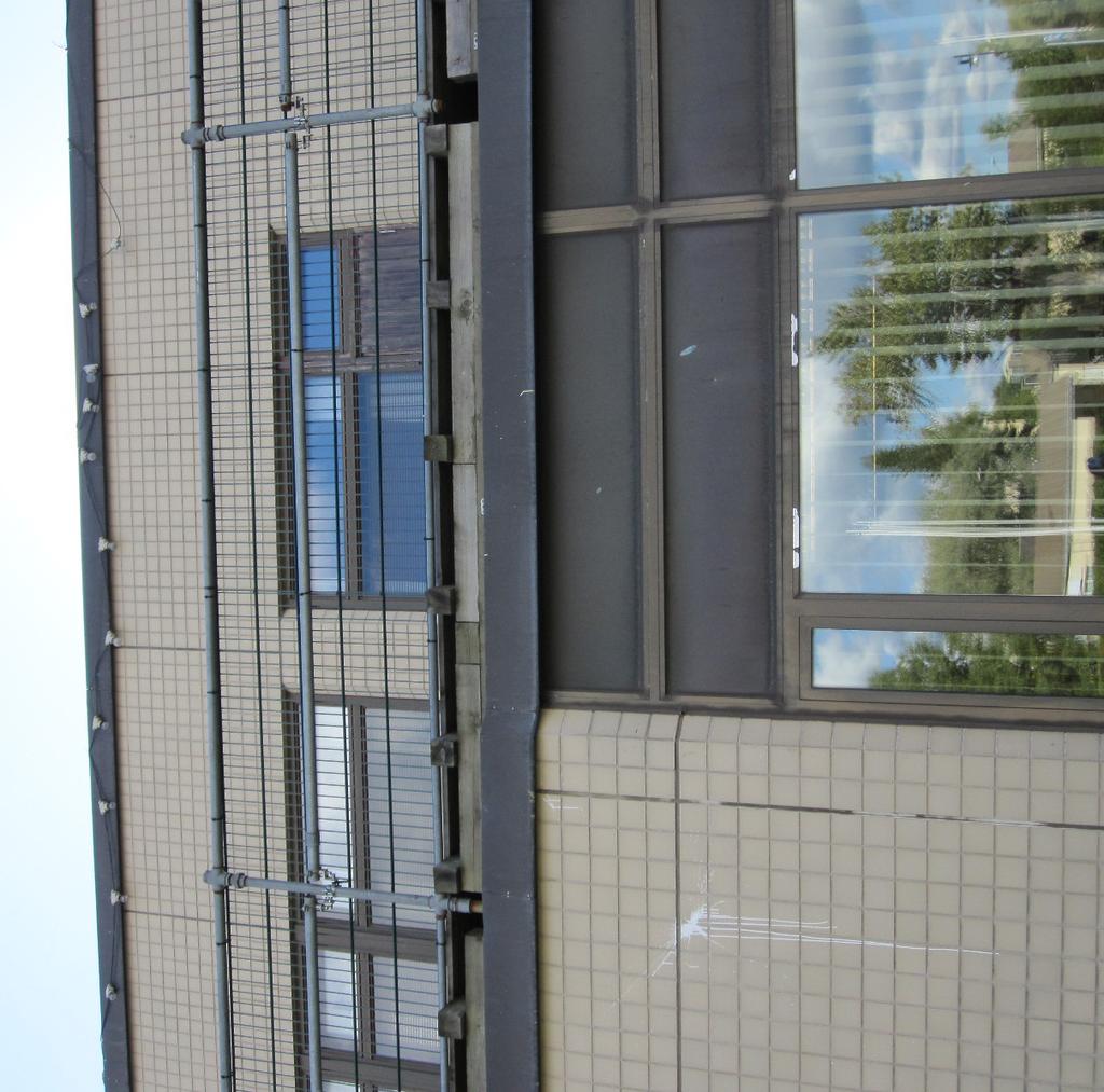 Julisivuiltaan raennus on pääosin lineripintaista betonielementtiä sisältäen suuria metalli-lasi -osia. Raennus on suunniteltu laajarunoisesi liieraennusesi.