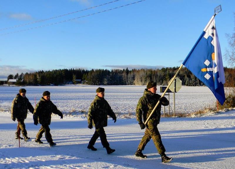Sivu 12 / 21 Suomen itsenäisyyden 100-vuotisjuhlapäivän kunniavartioita varten yhdistykselle ostettiin lumipuvut ja vuokrattiin Suomi-konepistoolit.