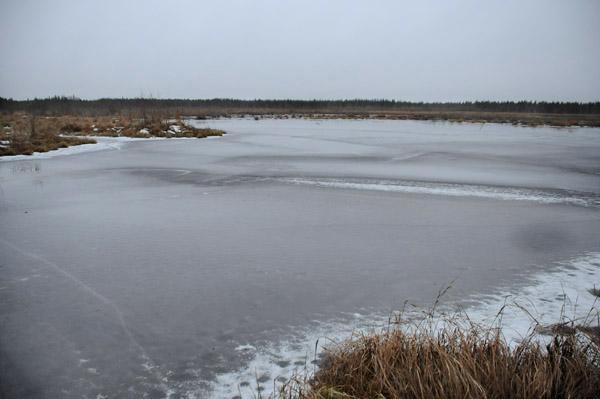 maatila joen varrella.