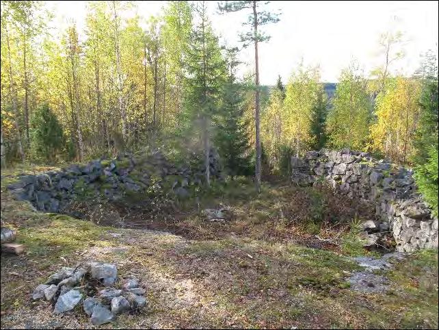 26 Pattereissa on ollut tykkejä 2 4 kpl. Tykkiasemat ovat muodoltaan pyöreitä tai suorakaiteen muotoisia kuoppia.