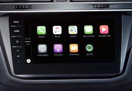 Kuvassa olevassa näytössä on Apple CarPlay. Sinua odottaa kokonainen maailma täynnä mobiilisovelluksia.