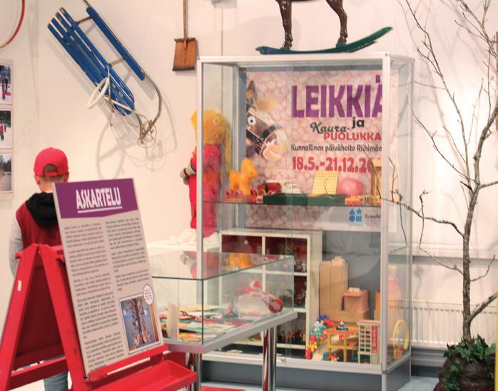 28.2.-27.4.2016 Petruska. 40 vuotta nahkadesignia Riihimäellä -aulanäyttely Petruska-yhtiö perustettiin vuonna 1976 kahdeksan ennakkoluulottoman naisen voimin.