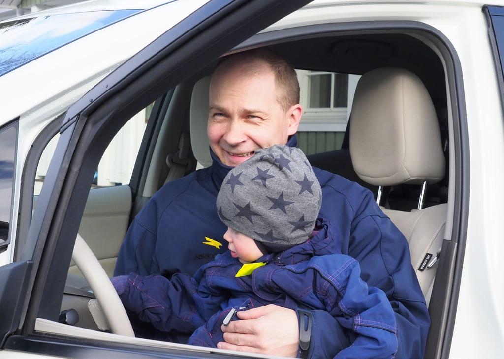 Jani Ollikaisen 2,5-vuotias Juhokin tietää, että sähköauto ei tuota pakokaasuja lainkaan. Sähköauton ratissa istuu tyytyväinen mies Jani Ollikaisen työmatka taittuu sähköauton hiljaisessa huminassa.