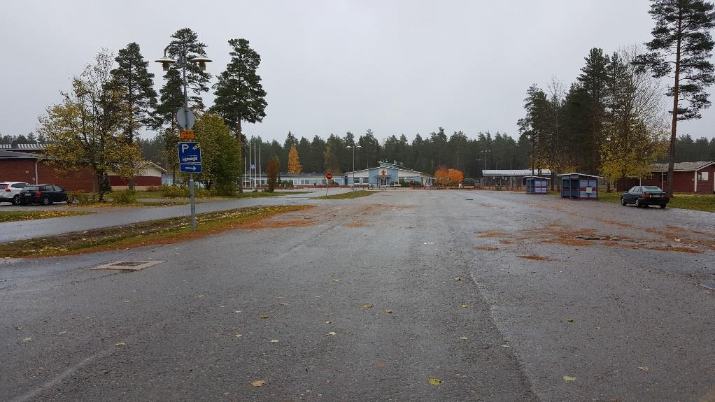 Koulu Ongelmana koetaan koulun pihan epäselvät liikennejärjestelyt sekä koululaisten saatto ovelle asti vastoin koulun ohjeistusta.