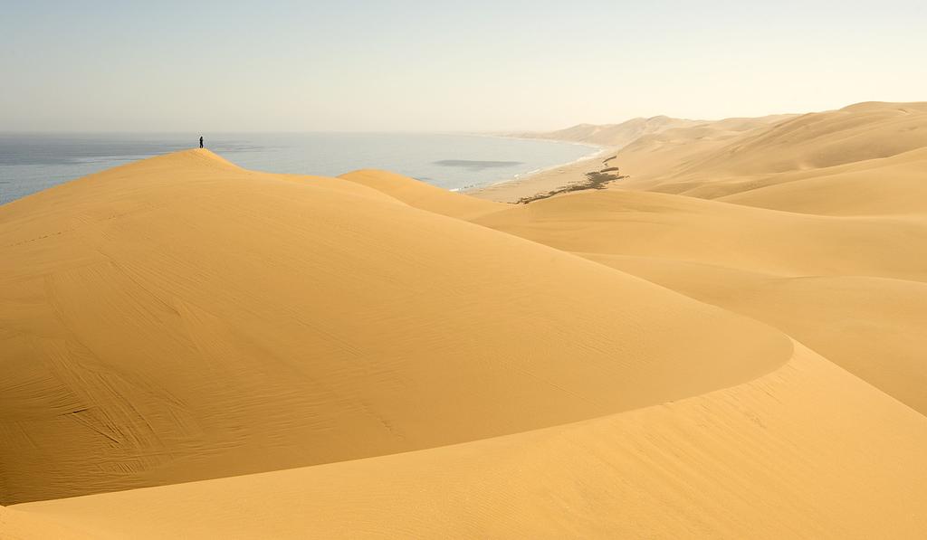 Ke 19.9.2018 Swakopmund, Walvis Bay (A) Retkipäivä Swakopmundin rannikolla. Auringonnousun aikaan mahdollisuus omatoimiseen flamingojen kuvaamiseen hotellin edustalla ennen aamiaista.