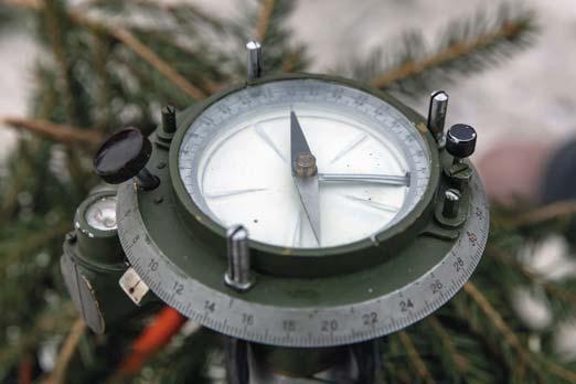 Museo Militarian näyttelyssä kävijä sivuuttaa helposti venekompassin kokoisen ja näköisen esineen, joka oli 100-vuotiaan tykistömme aloittaessa yhtä tärkeä kuin tu u 76 K02 -tykki.