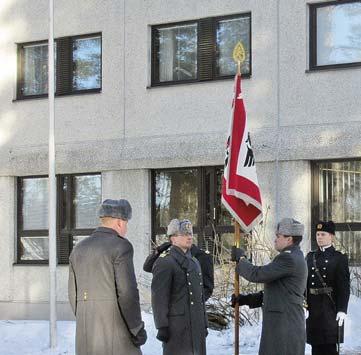 Majuri Petri Haataja on vastaanottanut Tykistökoulun lipun everstiluutnantti Petri Majurilta.