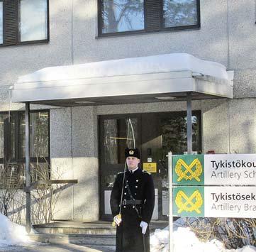 Everstiluutnantti Petri Majuri luovutti Tykistökoulun majuri Petri Haatajalle 29.3.2018 järjestetyssä vaihtotilaisuudessa.