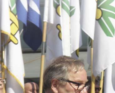 kunnialaukauksia. Mannerheimin perässä ratsastivat Helsingin käskynhaltija Gösta Theslöf, päämajoitusmestari Hannes Ignatius ja saksalainen majuri Wilhelm Crantz.