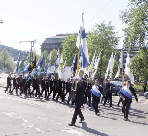 haudoille Hietaniemen vanhalla hautausmaalla. Tämän jälkeen kulkue eteni Mannerheimin patsaalle, jossa myös oli seppeleenlasku. Perinneasuiset kunniavartiot asetti Ratsumieskilta ry.