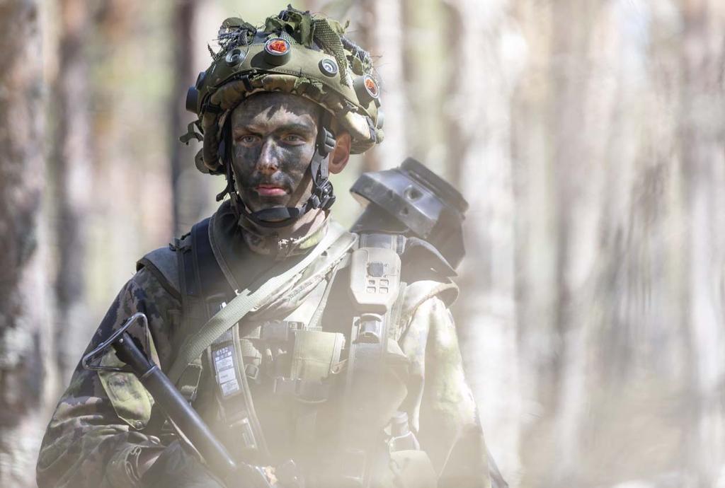 Suomalaisen panssarijääkärijoukkueen taistelija. Varusmiesten mukaan muiden maiden joukkojen kanssa toimiminen tuo vaihtelua harjoitusarkeen.