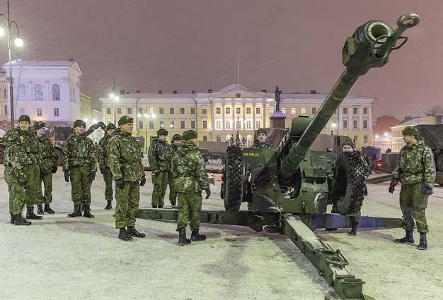 Juhlapäivän alkajaisiksi tykistön tarkastaja, eversti Pasi Pasivirta ja Tykistökoulun
