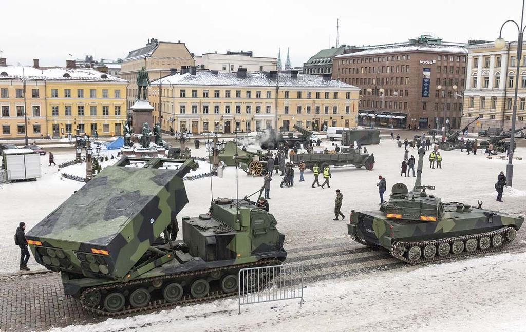 Pauli Huhtamaa ja Raimo Soininen valmistelevat hevosta ensimmäiseen näytökseen.