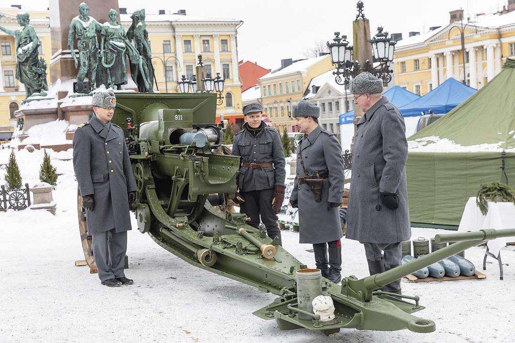 Vasemmalla Tykistökoulun johtaja, everstiluutnantti Petri Majuri tarkastaa Senaatintorin perinnejoukot.
