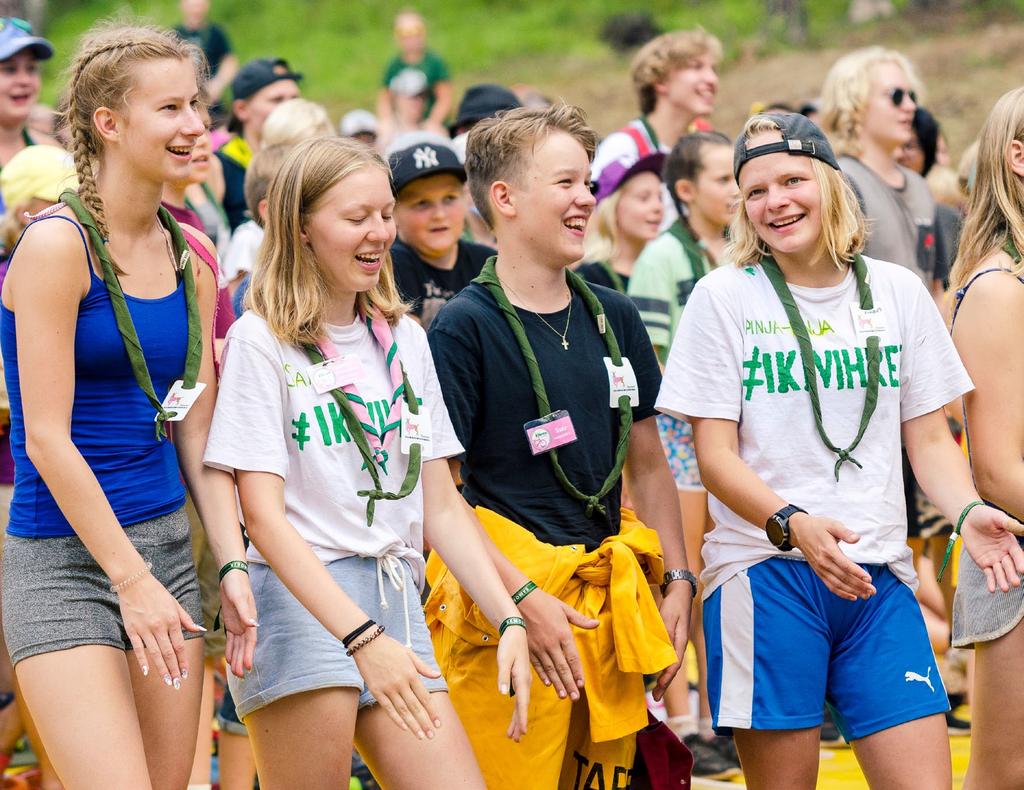 LEIRIN JOHTO Kysyimme leirin johtokolmikolta neljä kysymystä: 1. Kuka olet? 2. Mikä on roolisi leirin johtokolmikossa? 3. Mikä on paras partiomuistosi? 4.